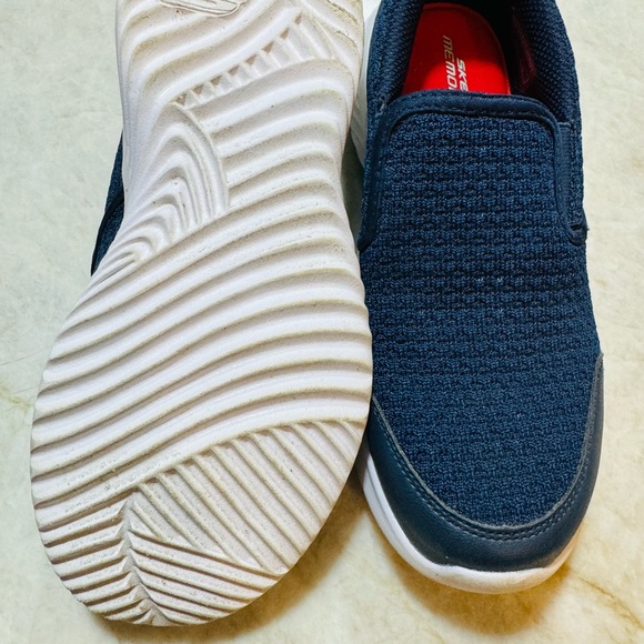 Boys memory foam slip on sketchers size 3.5 EUC - Picture 3 of 3